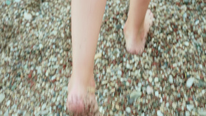 赤脚女孩脚踩在夏日的鹅卵石海9秒视频