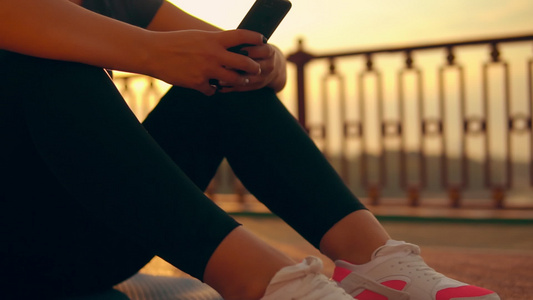 女孩在智能手机上使用健身应用软件视频