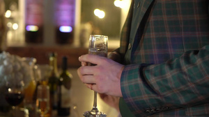 男人在派对上喝着闪亮的葡萄酒9秒视频