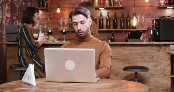 在笔记本电脑上工作时咖啡供应在咖啡店视频