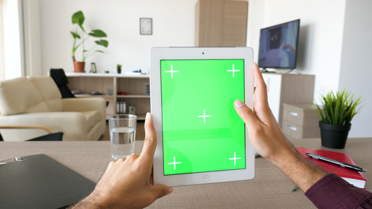 男性手持数字平板电脑的第一人称手持数字平板电脑绿色视频