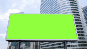 延时商业区办公楼前的空白绿屏模拟广告牌12秒视频