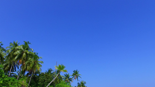 阳光明媚的海岸海滩旅行由蓝色环礁湖进行在海浪附近有亮视频