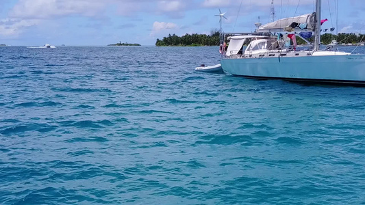 浅环礁湖和接近冲浪的白色沙滩背景阳光明媚的海上海岸视频