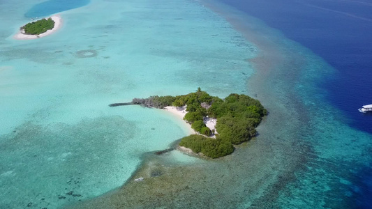 以蓝水打破海岸海滩的天空在沙滩附近带白色沙子背景的视频