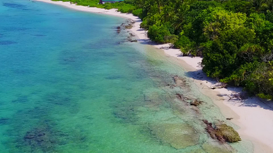 以蓝绿色海和沙巴附近的白沙滩背景为例的完美海岸海滩视频