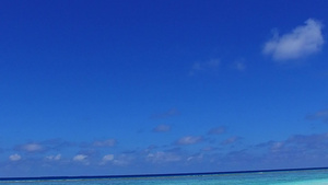 蓝海和近度假胜地附近白沙背景的美好环礁湖海滩之旅13秒视频