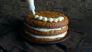 涂奶油的厨师蛋糕装饰奶油用饼袋做厨师30秒视频