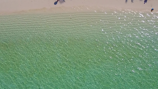 以蓝水打破热带海岸线海滩沙滩附近有白色沙子背景的蓝水视频