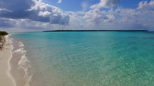 以蓝海和白沙为背景的蓝海在日出后度假的热带海岸线海滩视频