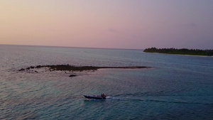 以蓝水和白色沙沙底背景在度假胜地附近航行的奇特沿海12秒视频