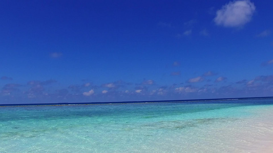 在沙巴附近有清洁沙滩背景的蓝海中空闲旅行放松海岸海滩视频