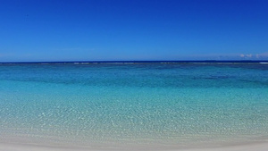 蓝色海洋的海滩之行海浪附近有白色沙沙底背景的白海12秒视频