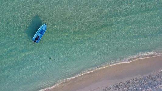 平静的旅游海滩以蓝色海洋打破海浪附近有白色沙沙底背景视频