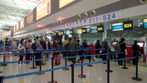 4K拍摄石家庄正定国际机场排队办理登记手续的乘客【该视频无肖像权，请勿商用】49秒视频