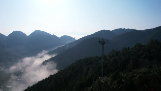 4K屹立山峰云海中的通讯信号塔航拍视频视频