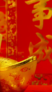 红色喜庆背景前悬挂红包福字礼盒实拍静物视频传统文化视频