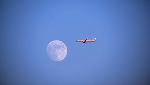 飞机跨越月球普通视频4K与慢镜头2K80秒视频