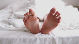 男人睡在他的床上选择性的交叉双腿17秒视频