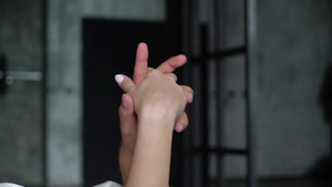 情侣在床上拥抱握手7秒视频
