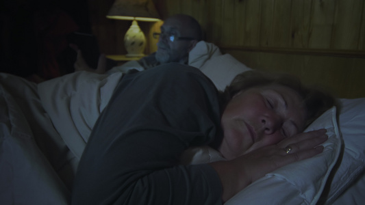 成年妇女在床上睡觉视频