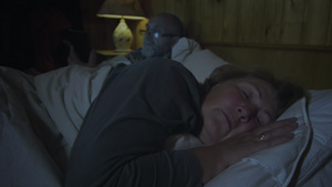 成年妇女在床上睡觉15秒视频
