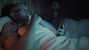 高年男子在床上阅读14秒视频