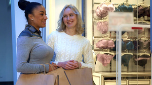 女人在内衣店附近讨论胸围和内裤16秒视频