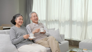 老年夫妻看电视喝茶31秒视频