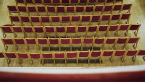 歌剧剧院红色天鹅绒座位空空在可食用大流行性检疫期间17秒视频
