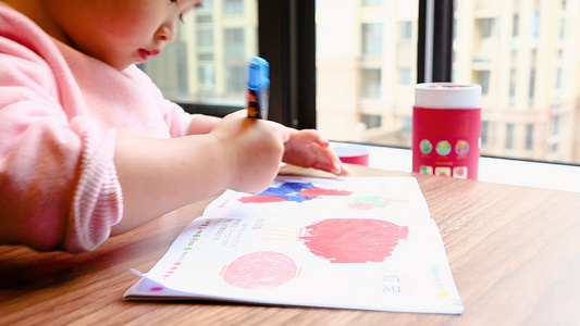 女孩儿童画画上色涂鸦视频