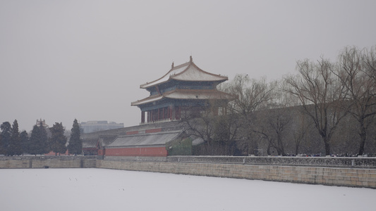 雪中北京故宫神武门与景山升格空镜视频