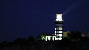 灯塔在夜间和其不断搜索的光束21秒视频