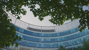 现代玻璃商业办公室圆环大楼的全景阳光的现代建筑15秒视频