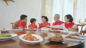 4K年夜饭餐桌上奶奶给小孙子夹菜29秒视频