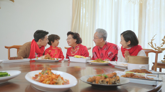 4K年夜饭餐桌上小孙子喂奶奶吃菜视频