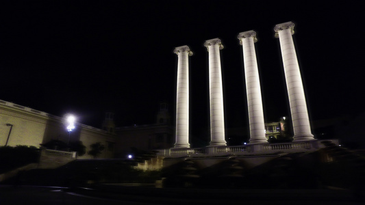 在西班牙巴塞罗纳的夜色中皇宫附近的四根白柱子视频