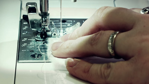 妇女手工缝白纺织26秒视频
