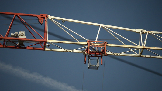 建筑工地起重机对抗布卢天空视频