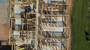 正在兴建的美洲住宅楼梁内木制壁房建筑木制板房20秒视频