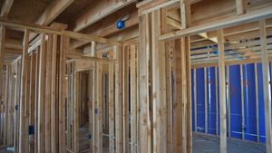在建造内居住宅的建筑中用木木梁束和墙壁至天顶20秒视频