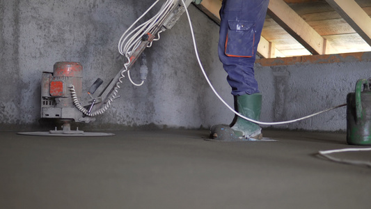 机械化灌浆熨平板混凝土地板特写建造者在新公寓的施工现场视频