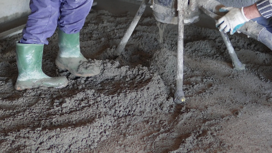 混凝土泵地板加热时铺平沙子和水泥视频