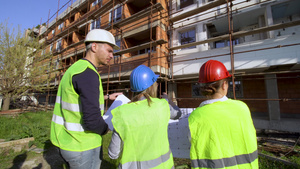 工程师建筑师和工人持有示意图在建筑工地讨论8秒视频