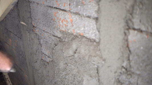 建筑工人在建筑工地用泵打水泥混凝土石膏视频
