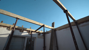 在阳光明媚的日子加固混凝土建筑的钢木和钢铁形式工件29秒视频