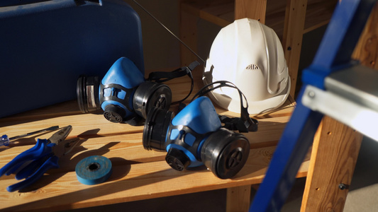工作工具带仪器头盔防护面罩钳子胶带和的工具箱视频