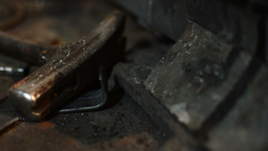 铁板上老生锈的锤子和钳子26秒视频