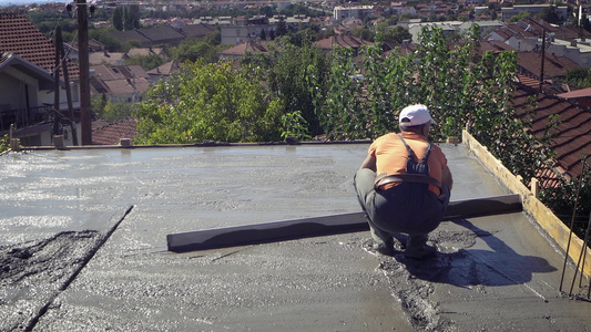 工人在建造住宅房屋时用混凝土浇灌水泥视频