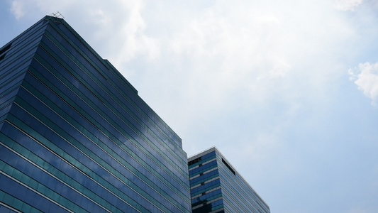 蓝色天空时折叠的玻璃玻璃结构视频
